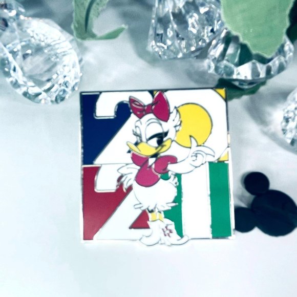 Disney Daisy Duck Trading Pin 2021 Hair Bow Anniversary Lapel Pin Brooch Badge - Picture 2 of 5